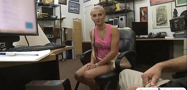  Amateur babe nailed by nasty pawn dude